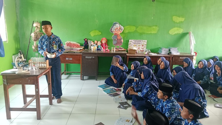 Cara Asik, Siswa MTsN 2 Sidrap Belajar Pengenalan Alat di Laboratorium IPA