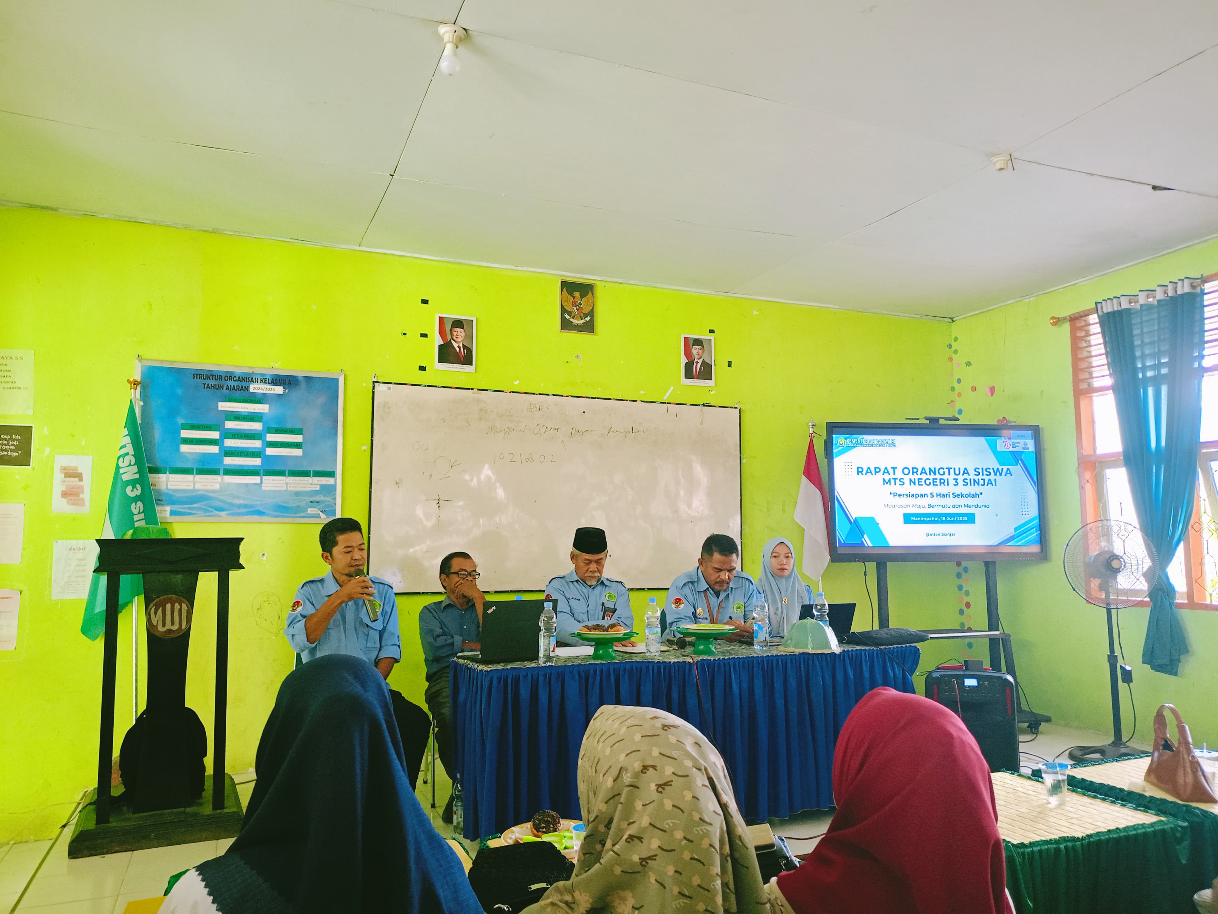 Muhammad Amin Kepala MTsN 3 Sinjai Pimpin  Rapat Persiapan  Pelaksanaan 5 Hari