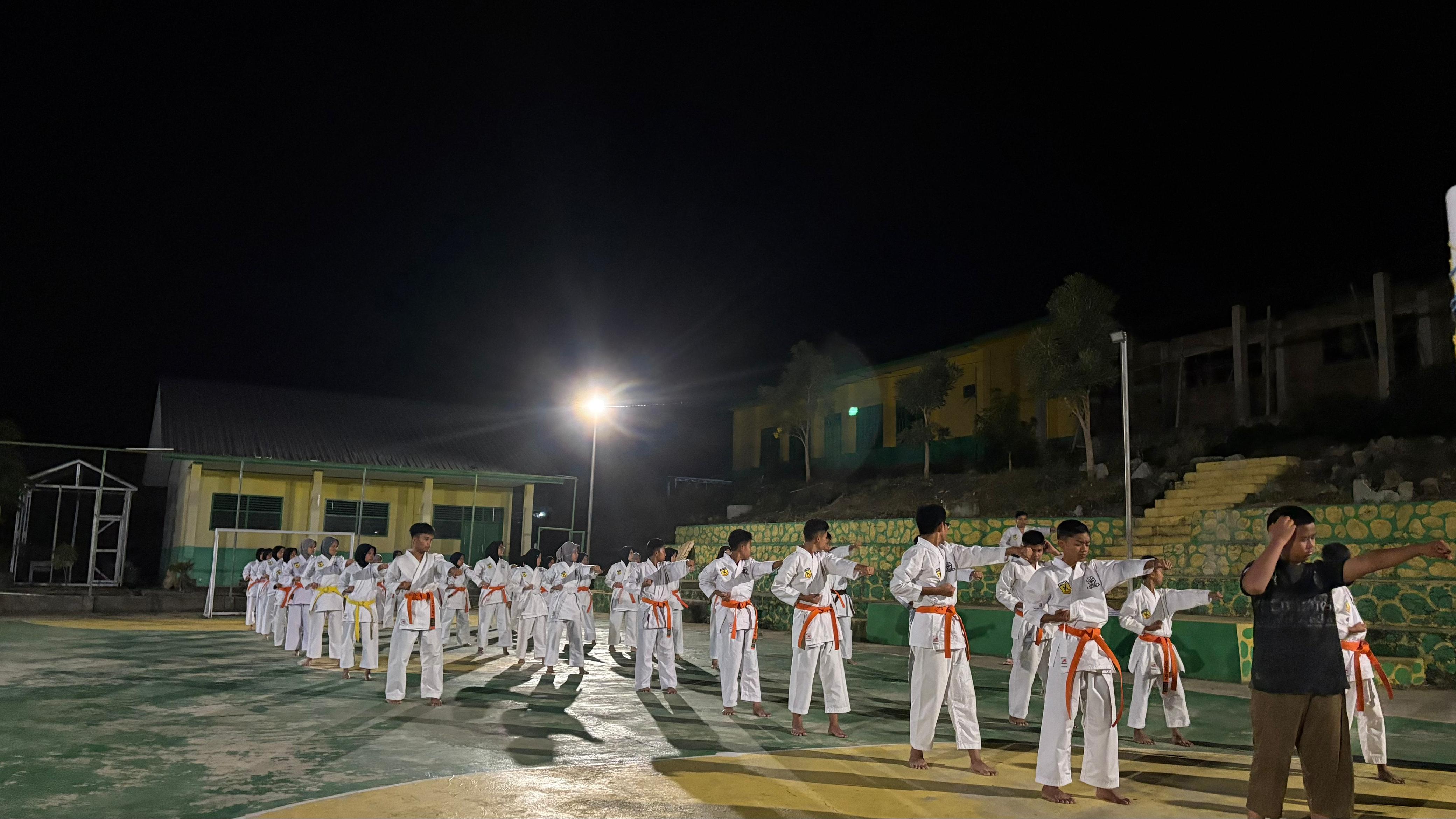 Santri Pesantren Yasrib Lapajung Latihan Karate Gojukai