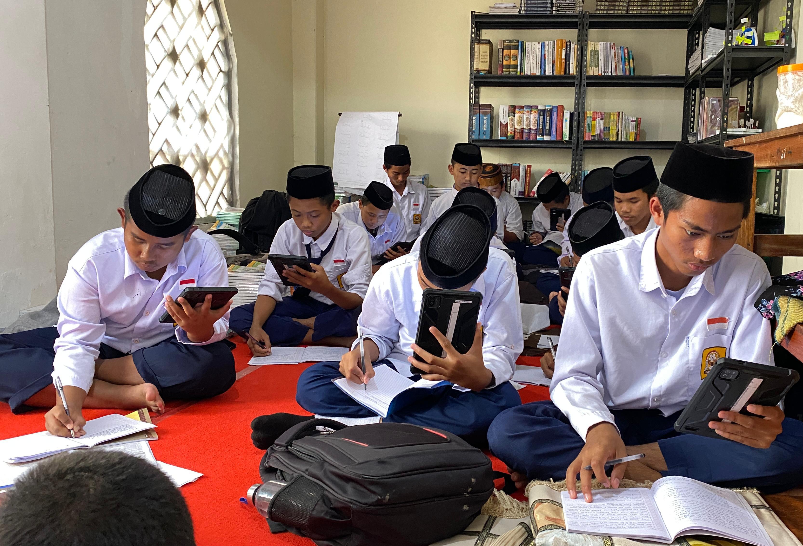 Murid MTs Muammar Gandi Lakukan Literasi Digital Lewat Tablet Android
