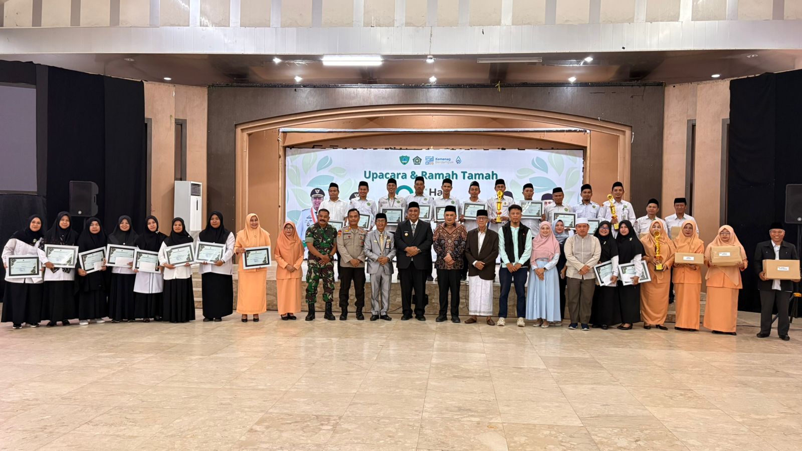 Pegaiwai penerima pengahrgaan bersama Bupati, Wakil Bupati dan Ketua MUI Maros.