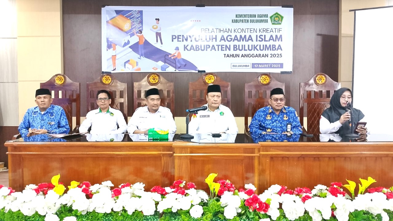 Kepala Kemenag Bulukumba, H. Misbah, bersama Ketua Tim Penyuluh Agama Islam Provinsi Sulawesi Selatan, H. Suwedi.