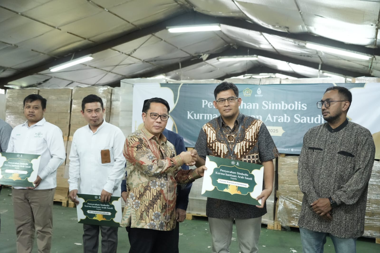 Sekjen Kamaruddin Amin serahkan Kurma dari Raja Salman kepada perwakilan lembaga-lembaga mitra distribusi