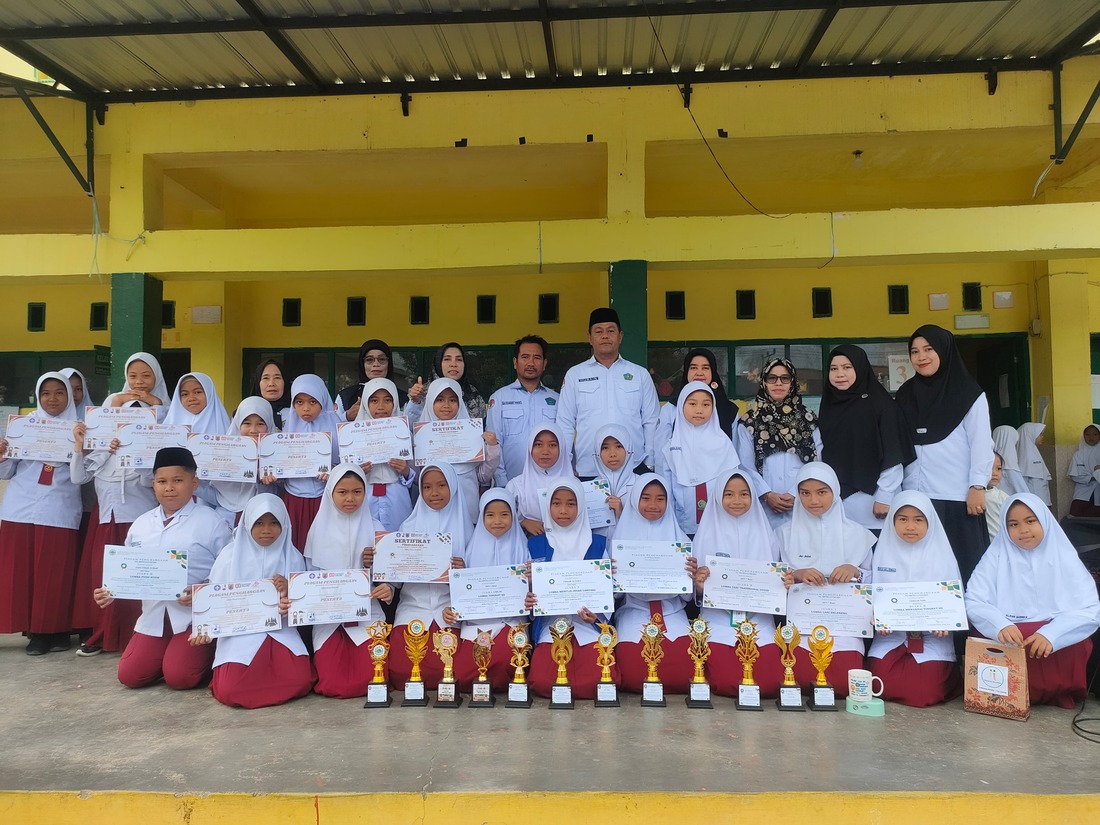 Foto bersama Kepala MIN 7 Bone, Para Pendidik dan peserta didik usai penyerahan penghargaan