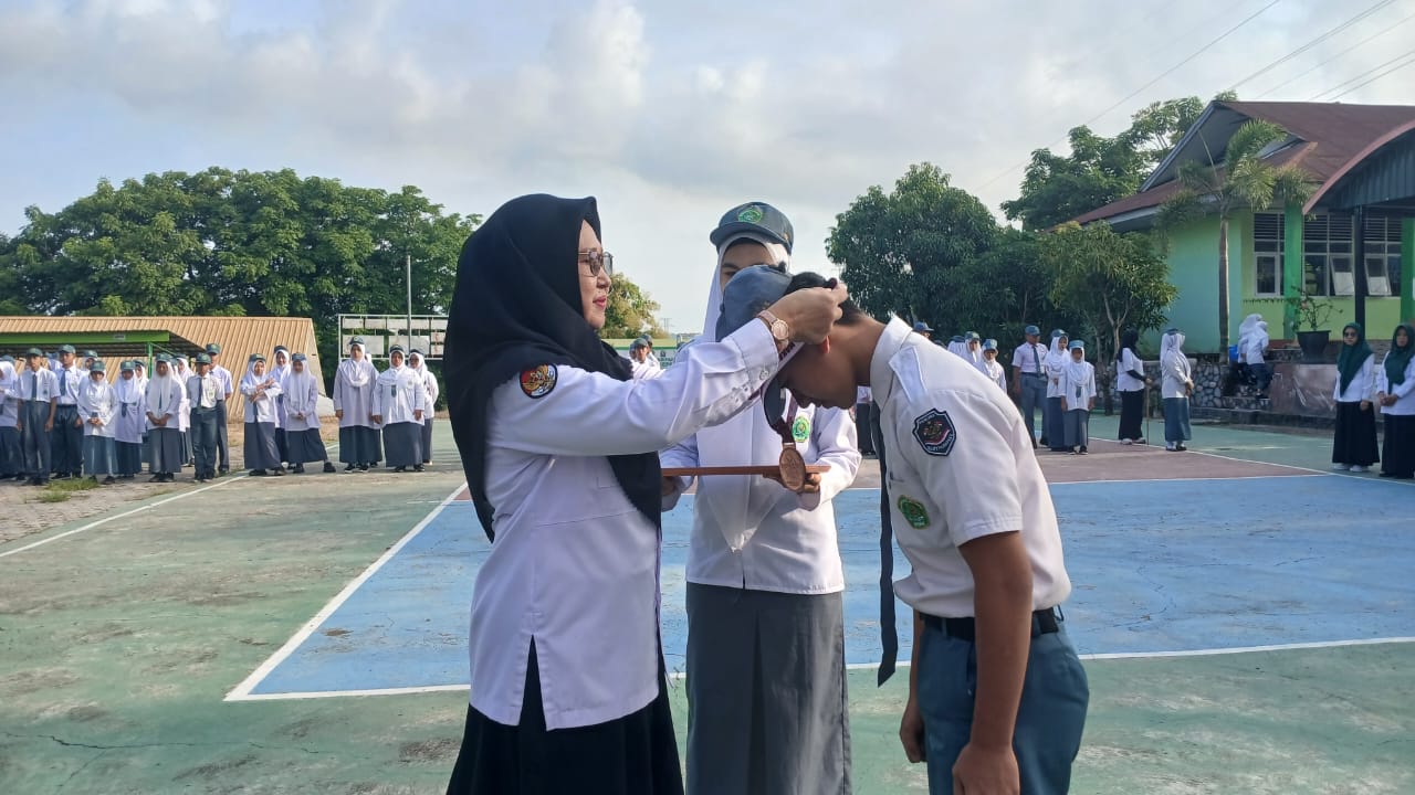 Penyerahan Medali dan Sertifikat Penghargaan oleh Wakamad Kurikulum