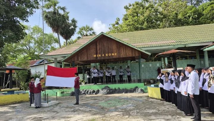 Petugas upacara dari MA Assadiyah Sailong mengibarkan Sang Merah Putih pada Upacara Hari Guru Nasional ke-80 di halaman MIN 4 Bone, Senin (25/11/2025).