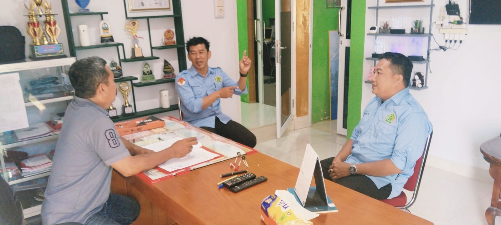 Wakamad Humas MAN Sinjai melakukan kunjungan dan silaturahmi dengan Kepala Desa Saukang