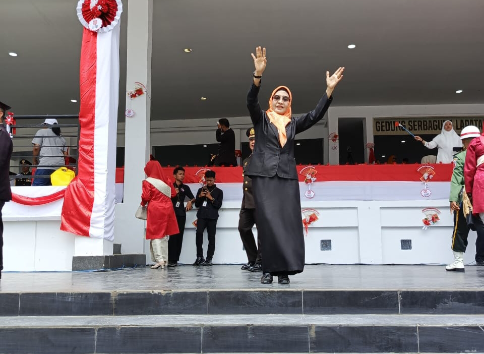 Tampil percaya diri, Nurbaya pimpin lagu Aubade pada upacara peringatan HUT RI di Kabupaten Soppeng.