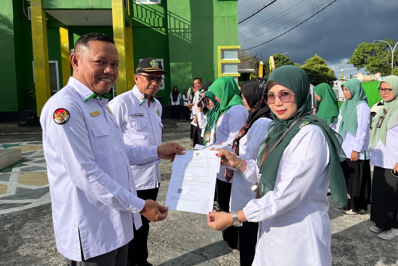 Penyerahan SK Kenaikan Pangkat di Halaman Kantor Kemenag Parepare