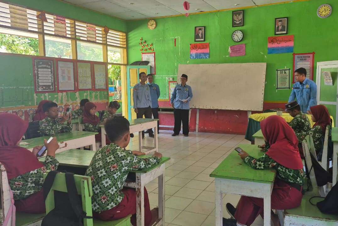 Suasana kunjungan pengawas Madrasah Ibtidaiyah Bone saat memantau proses Asesmen Akhir Semester 2025 di ruang kelas MIN 4 Bone.