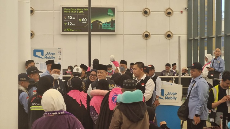 Menag Kunjungi Jamaah Kloter 7 UPG di Bandara King Abdul Aziz Jeddah