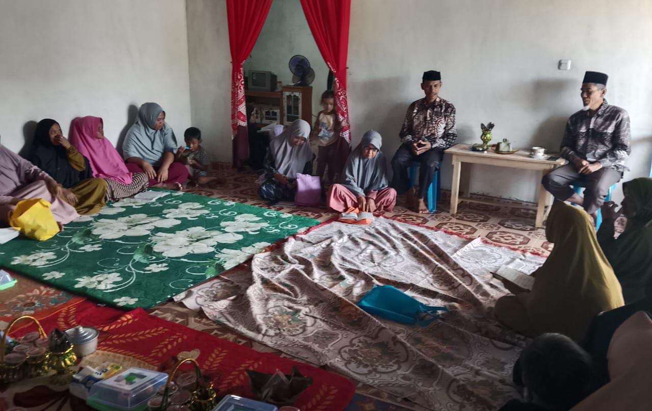 Suasana pengajian di rumah warga