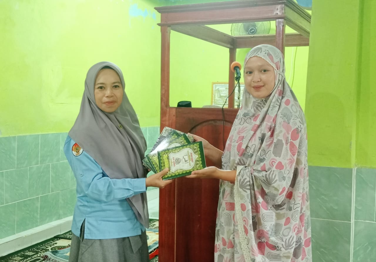 Dukung Pembelajaran Qur’an, PAI Kec. Sinjai Borong Salurkan Iqra ke TPA Mannyaha