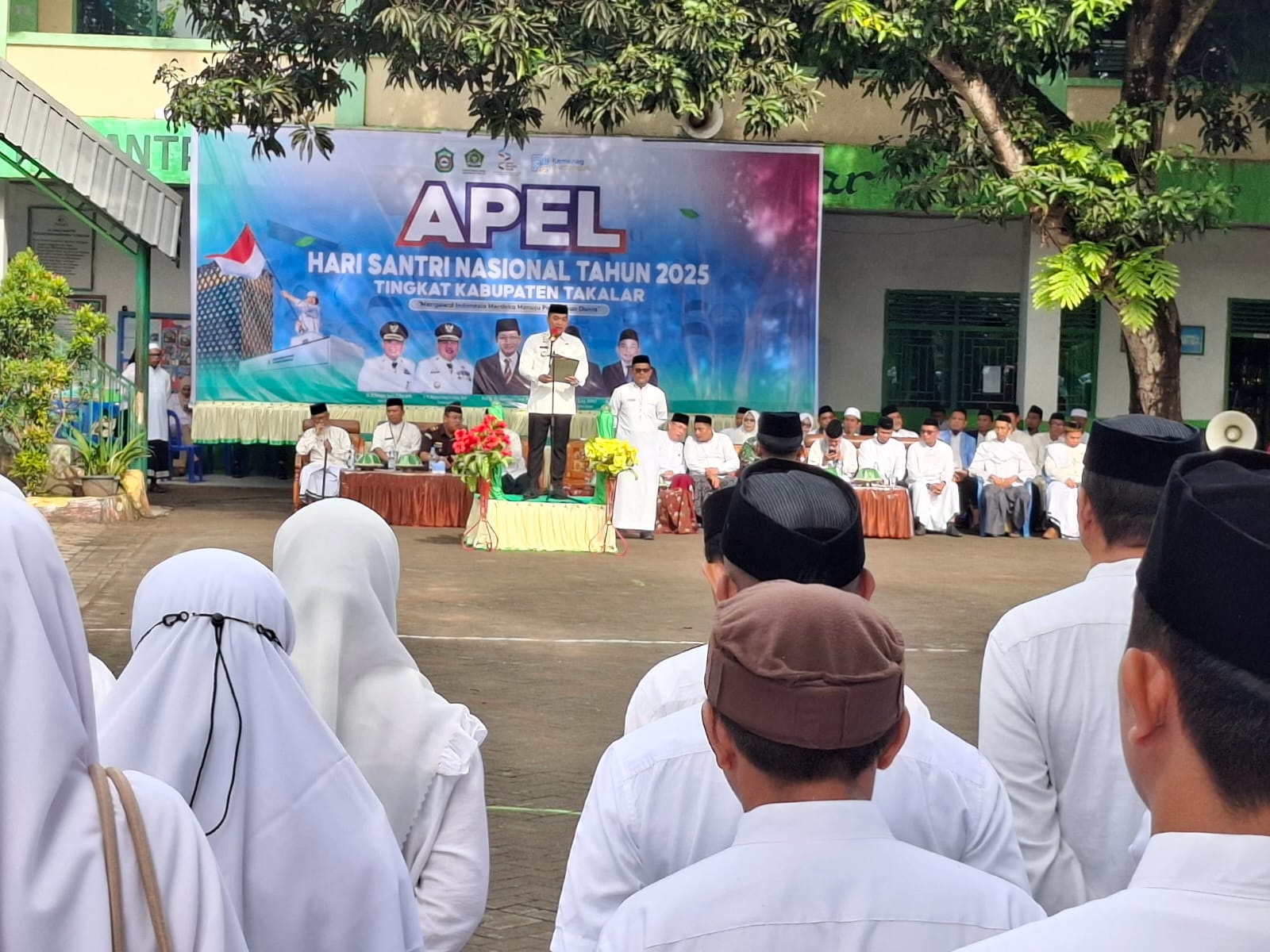 Sekretaris daerah kabupaten Takalar Dr. H. Muhammad Hasbi saat memimpin Apel Hari Santri Nasional 2025