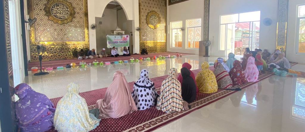 Penyuluh Agama Islam Wafir, Sajrah, dan Hamdy saat menyampaikan materi Pusaka Sakinah kepada jamaah Majelis Taklim Permata Desa Pacubbe, Senin (21 Juli 2025).