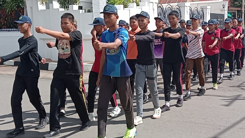 Pleton Gerak Jalan MTsN 1 Bone Latihan Intensif, Siap Tampil di Ajang HUT RI ke-80