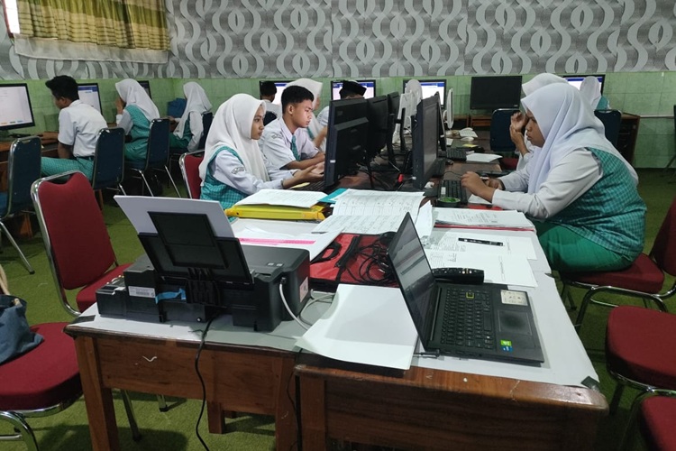 Semangat Berkompetisi! 20 Siswa MAN Sidenreng Rappang Ikuti OSNK Hari Pertama di Lab Komputer