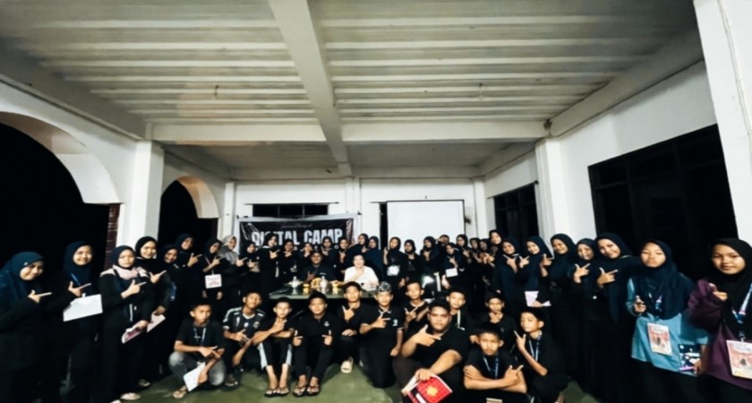 Peserta Ekskul PanDig MAN 2 Soppeng berpose bersama usai kegiatan DigitalCamp yang menghadirkan narasumber dari Google