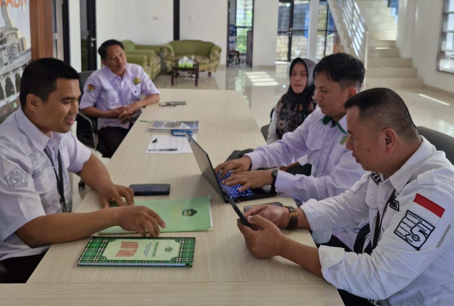Tim Pengelola BMH Kanwil Kemenag Sulsel Lakukan Sinkronisasi Data di Kantor PLHUT Parepare