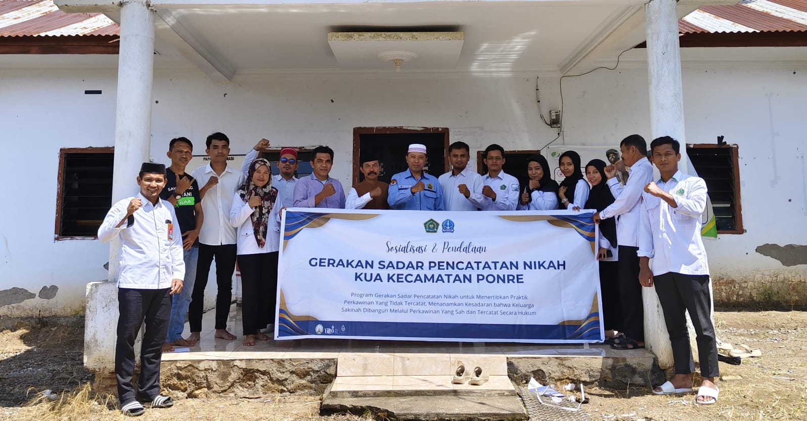 Foto bersama perangkat Desa Salampe