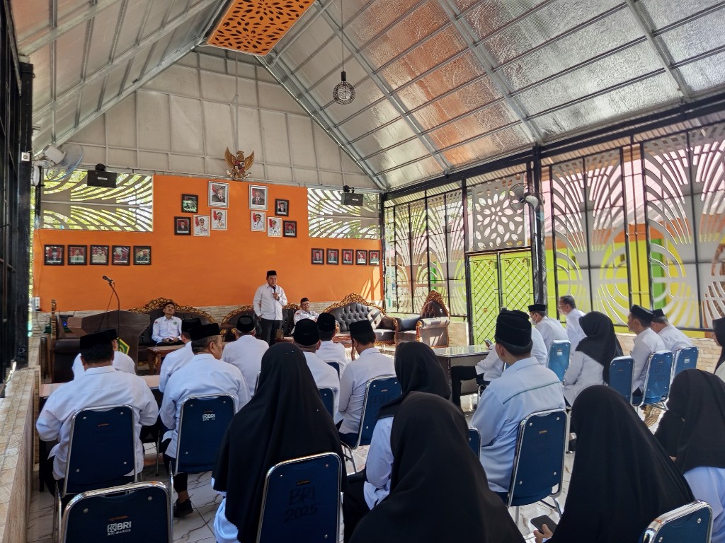 Kakankemenag Maro H. Muhammad saat memberikan arahan kepada 13 CPNS (foto: Ihsan)