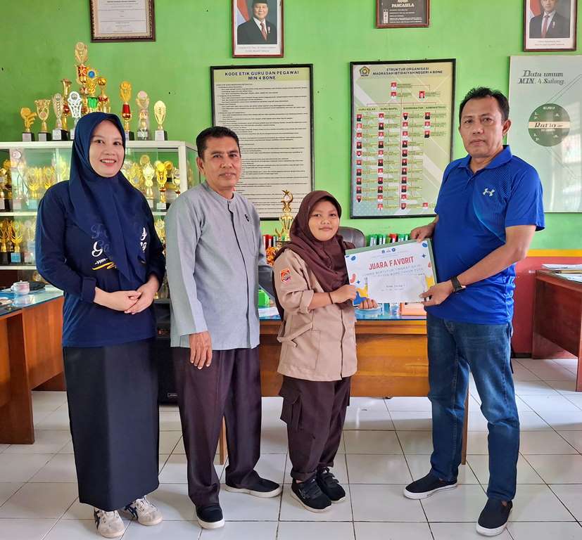 Kepala MIN 4 Bone menyerahkan penghargaan dan uang pembinaan kepada Naura, siswi berprestasi yang meraih Juara favorit dalam lomba bertutur tingkat Kabupaten Bone.