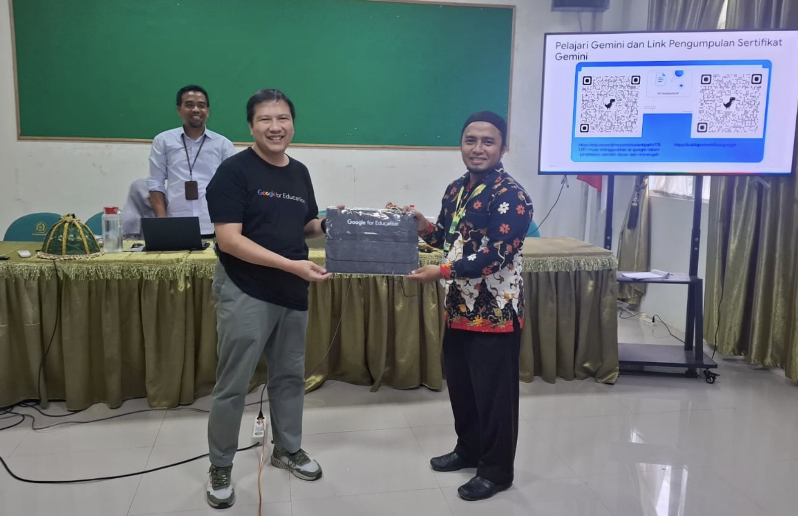 Penyerahan Sertifikat Gemini Certified Educator dari Google