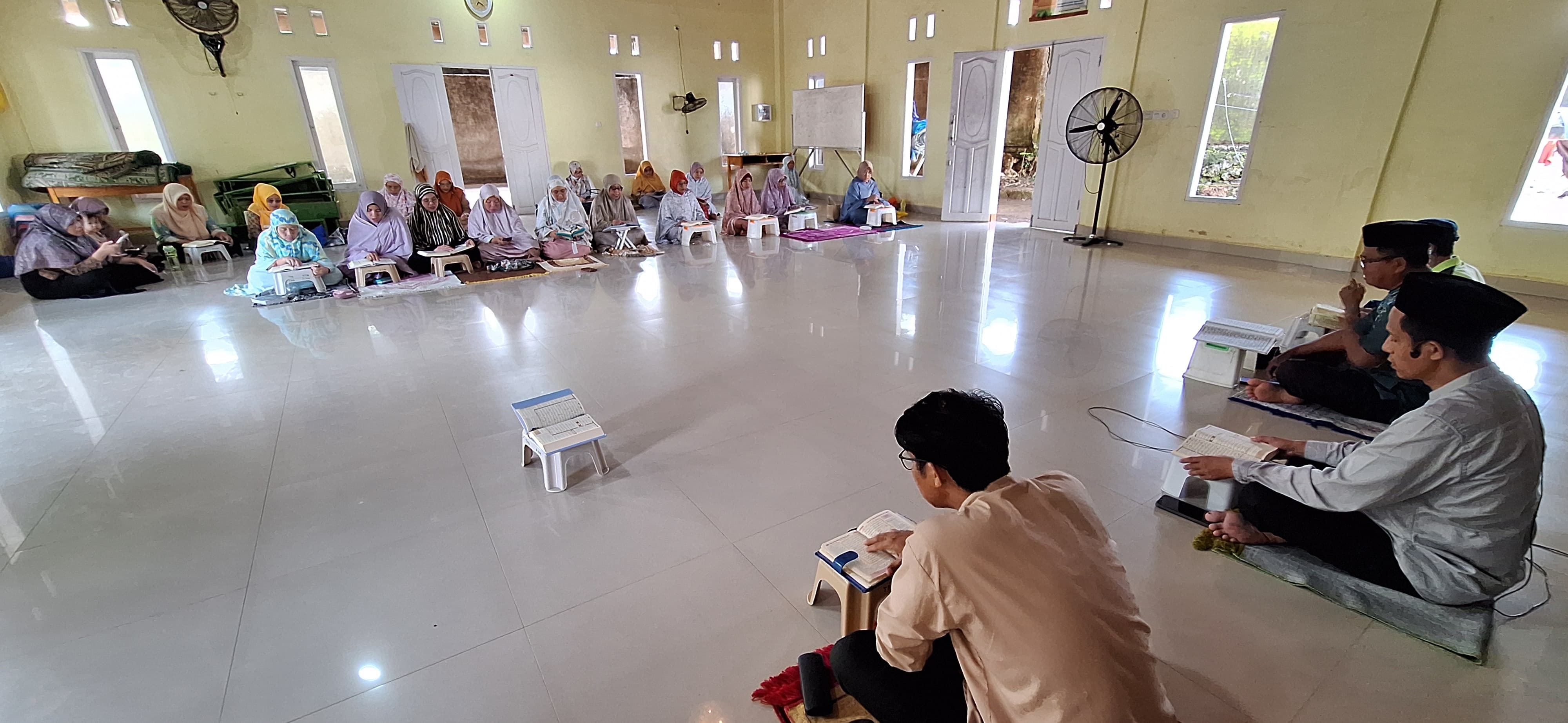 MIN 2 Kota Makassar yang terdiri atas guru dan tenaga kependidikan melaksanakan kegiatan sholat dhuha berjamaah yang dilanjutkan dengan tadarus Al-Qur’an.