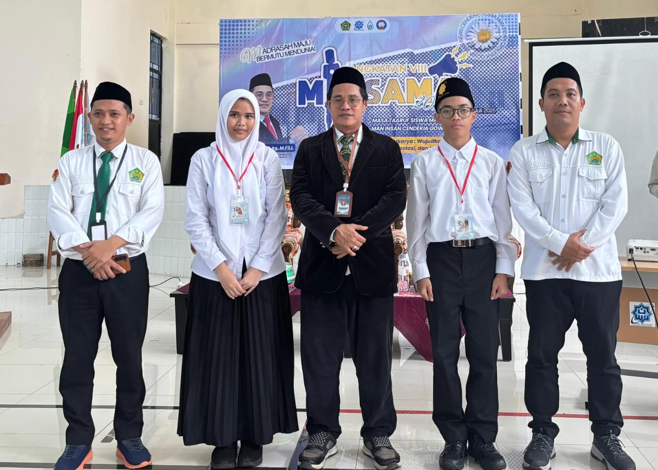 Foto bersama setelah pengapungan id card
