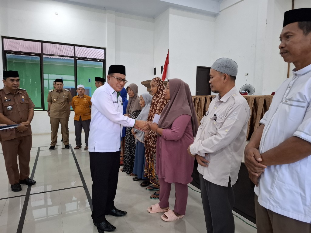 Kakankemenag Maros H. Muhammad saat menyerahkan bantuan Baznas di Kecamatan Lau.