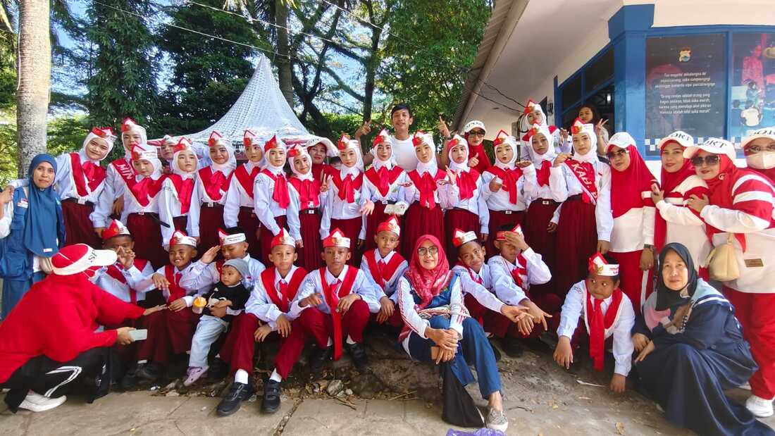 Foto bersama usai pelaksanaan gerak jalan indah di lapangan Merdeka