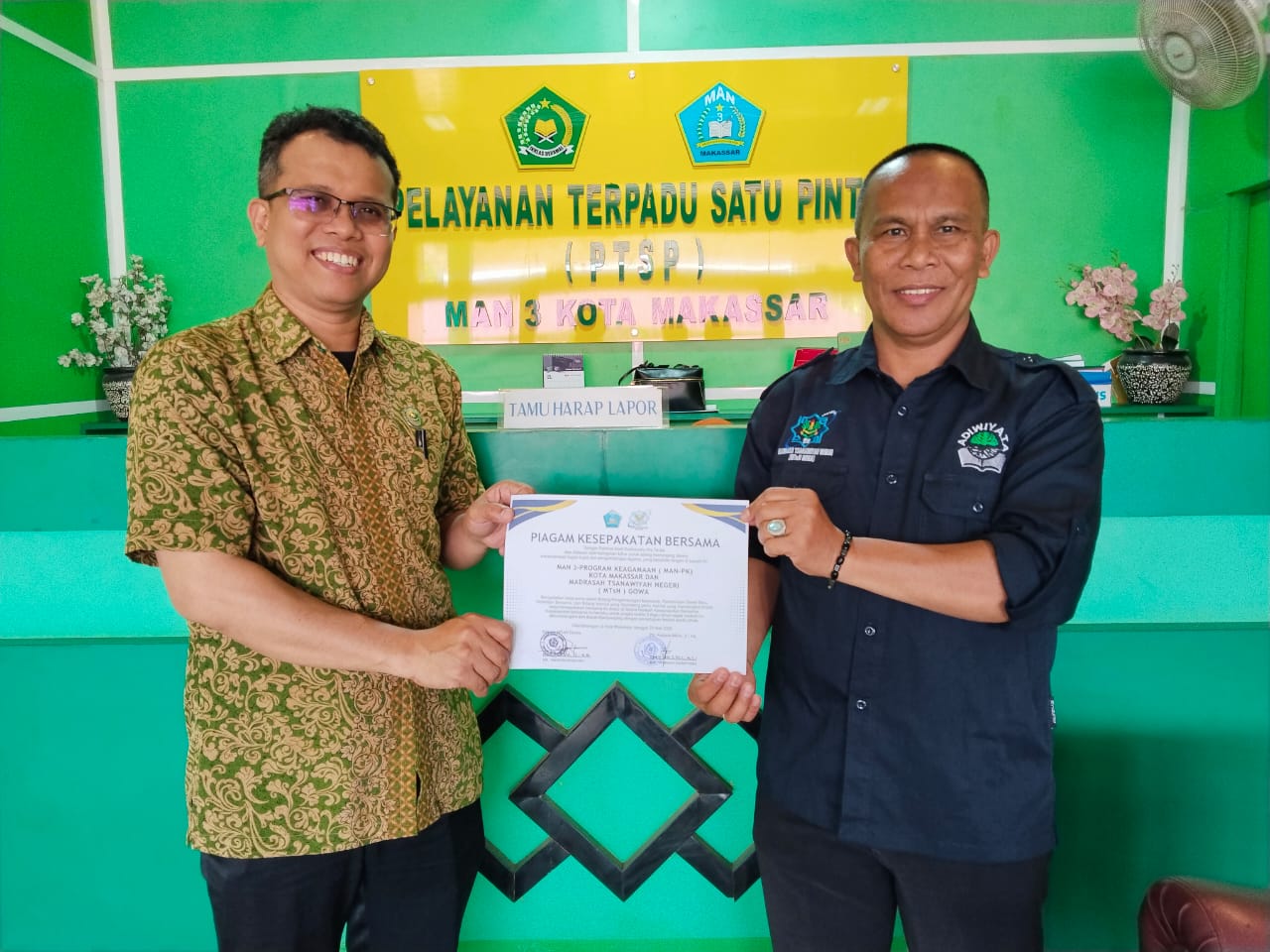 Foto bersama pascapenandatanganan