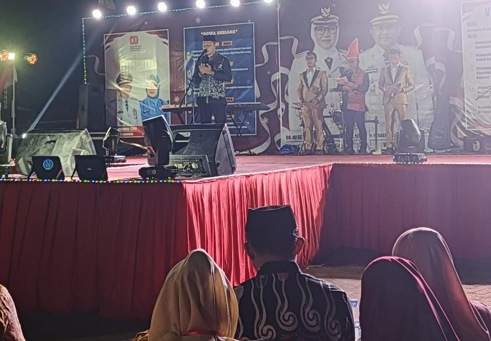 Doa dipimpin oleh kepala KUA Barombong