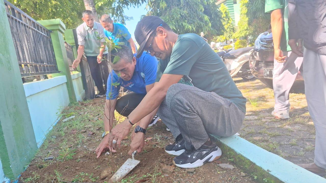 Kepala Kemenag Sinjai  secara serentak menggelar penanaman pohon secara bersama-sama di berbagai lokasi dalam waktu yang sama