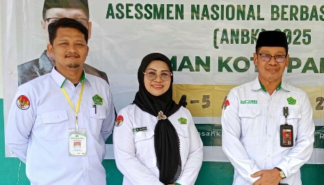 H.Jufri Saat Meninjau Pelaksanaan ANBK Man Palopo 04/08/2025