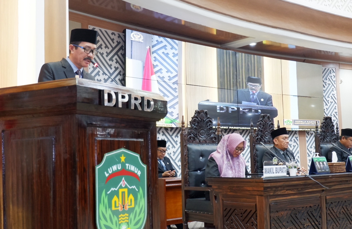 H. Muhammad Yunus saat melangitkan doa di DPRD Lutim