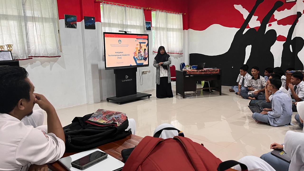 Suasana TKA di ruang kelas utama