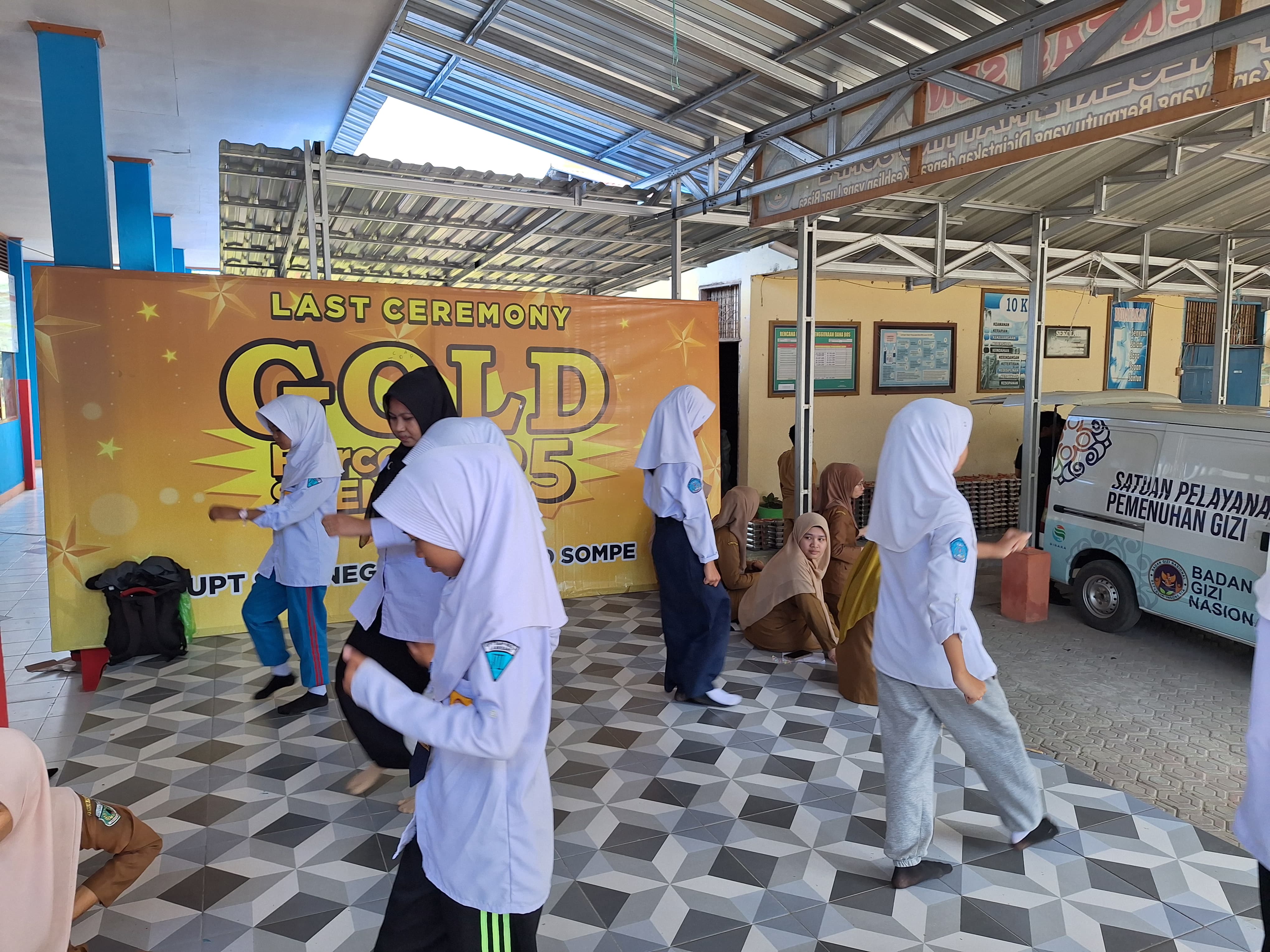 Penyuluh Agama KUA Lanrisang Latih Siswi SMPN 1 Lanrisang Jelang Lomba HUT RI