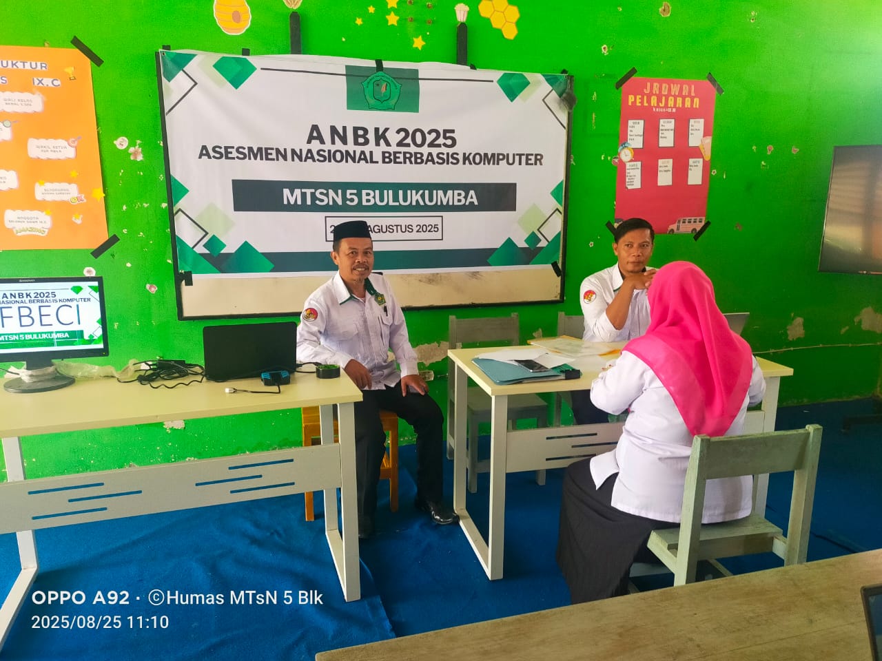 Pengawas Madrasah Kemenag Bulukumba melakukan pemantauan pelaksanaan ANBK di MTsN 5 Bulukumba
