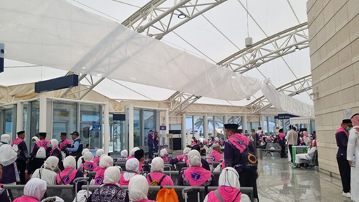Kloter 7 UPG Tiba di Madinah, Jama'ah Sidrap Haru Dan Bahagia