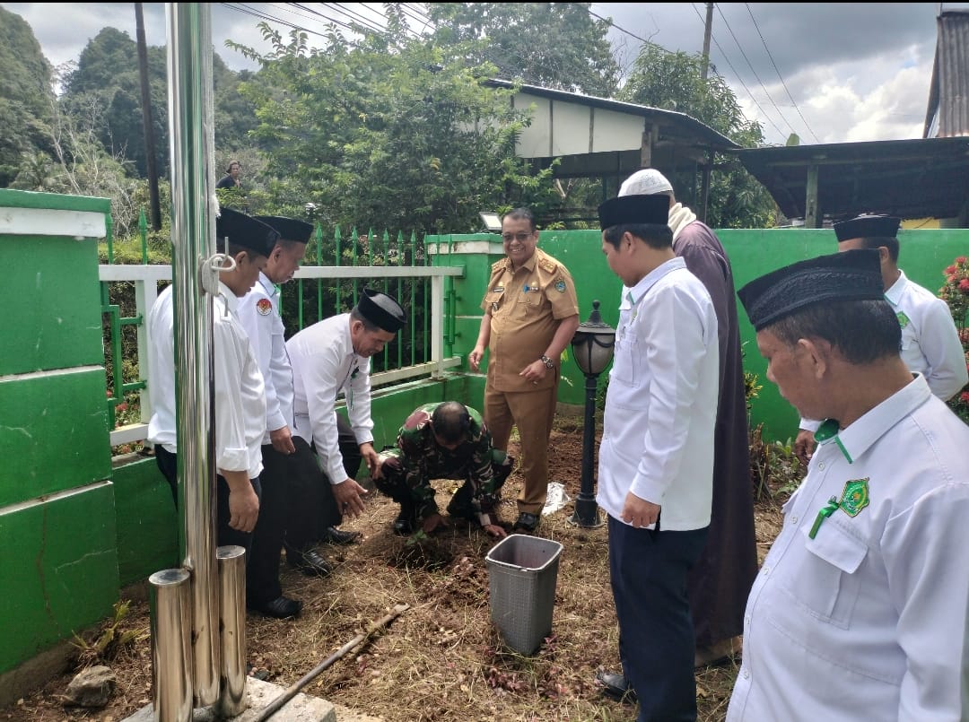 Penanaman pohon KUA Bantimurung bersama stakeholder (foto: ist)