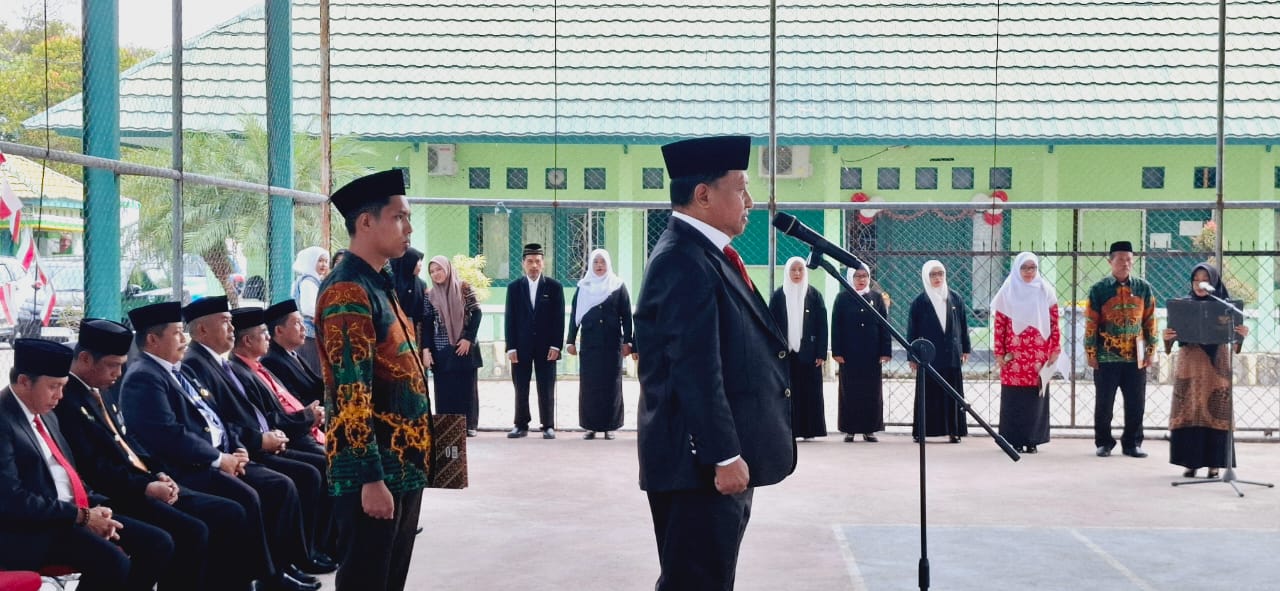 Drs. H. Nurul Haq.MH Selaku Inspektur Upacara pada HUT ke-80 RI