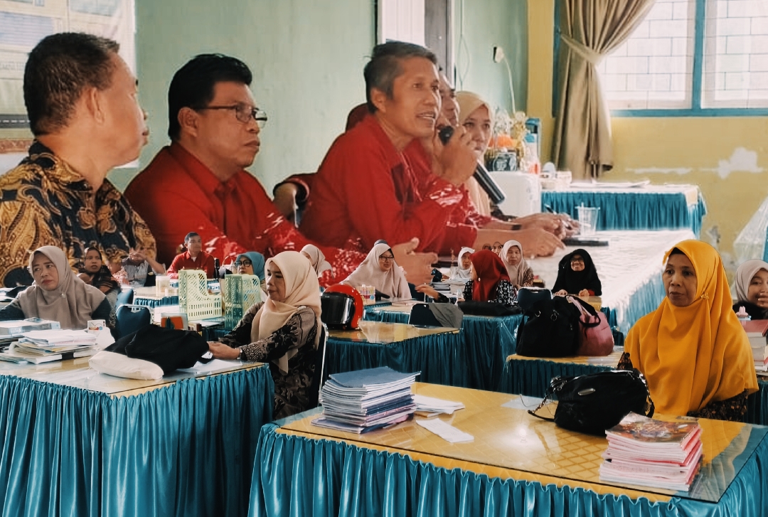 Kamis, 12 Juni 2025, H. Muslimin pimpin rapat evaluasi bersama seluruh Wakamad, Guru dan Pegawai, yang digelar di ruang guru MAN 2 Bone.