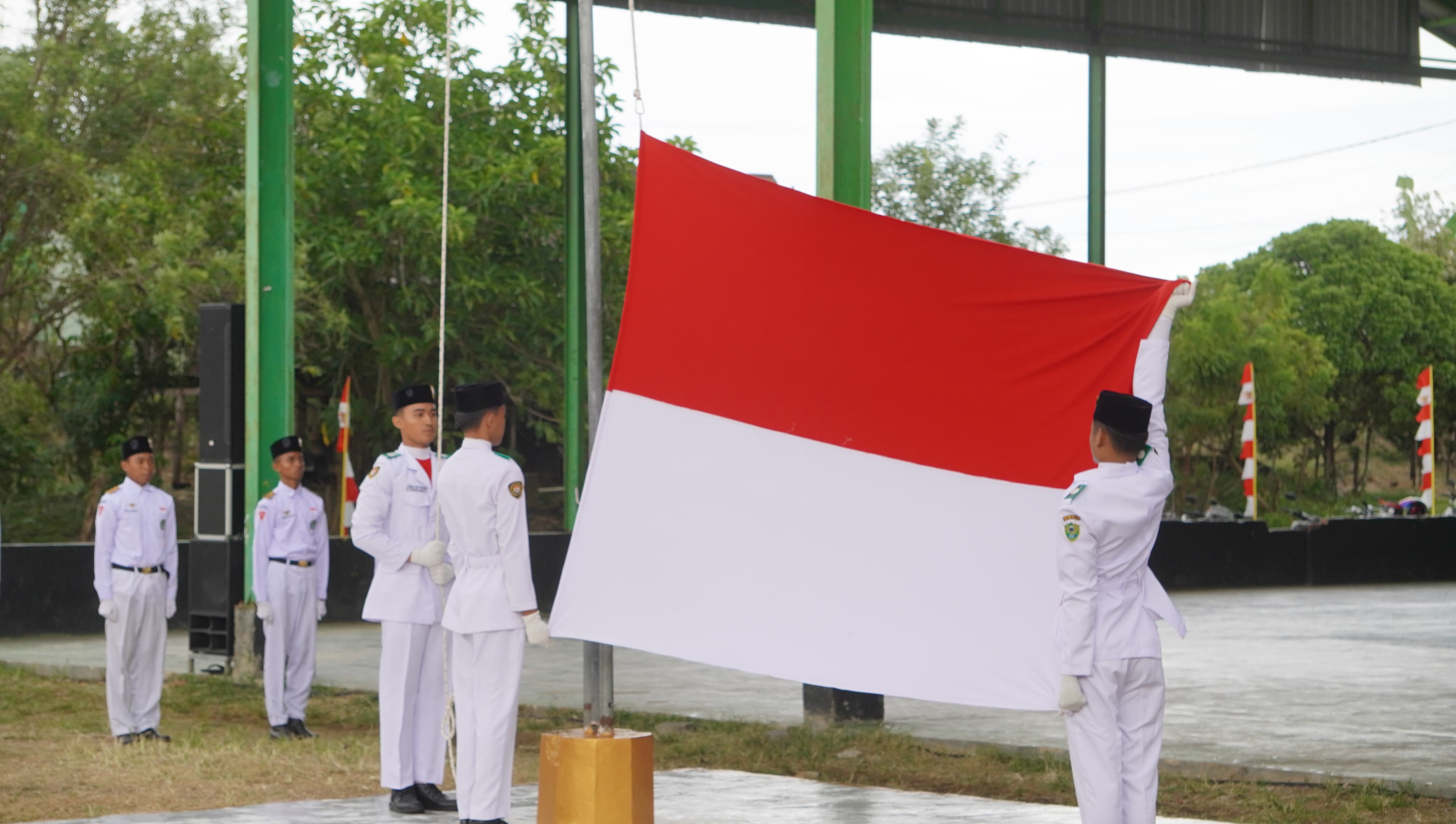 Pondok Pesantren DDI Mangkoso Meriahkan HUT RI ke-80 dengan Upacara Bendera di Setiap Kampus