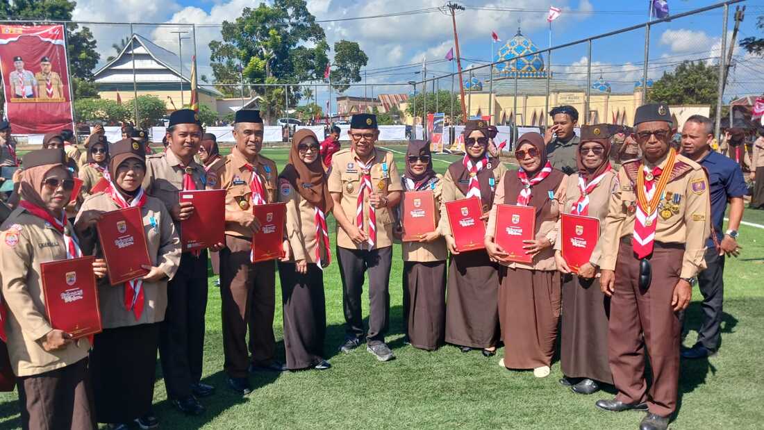 Foto bersama para Pembina Pramuka usai penerimaan penghargaan
