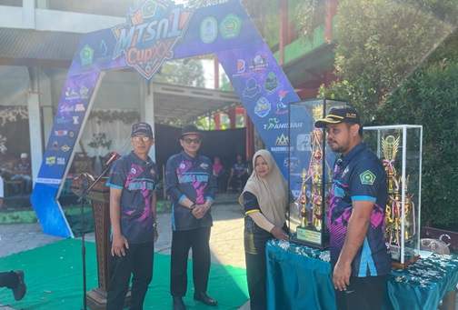 Pembukaan MTs Cup ke-20 di MTs Negeri 1 Sidrap Ditantadi dengan Penyerahan Piala Bergilir