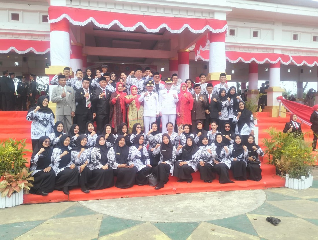 Foto bersama tim Aubade 2025 usai pelaksanaan kegiatan upacara bendera di lapangan Merdeka