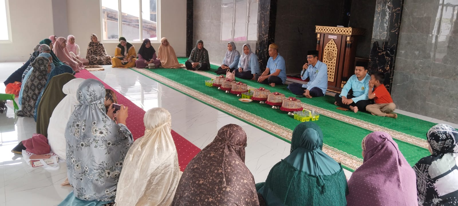 Suasana pertemuan di Mesjid Nurmaulana