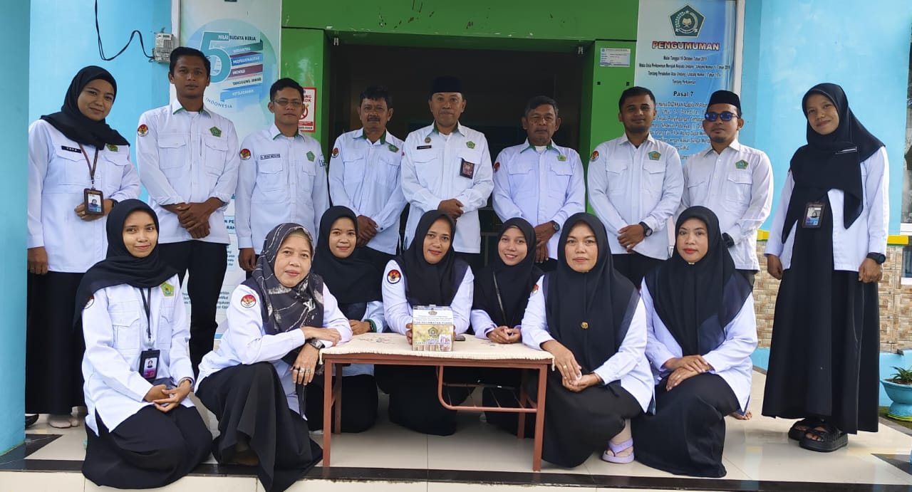 Foto bersama ASN KUA Ponre setelah melakukan gen wakaf