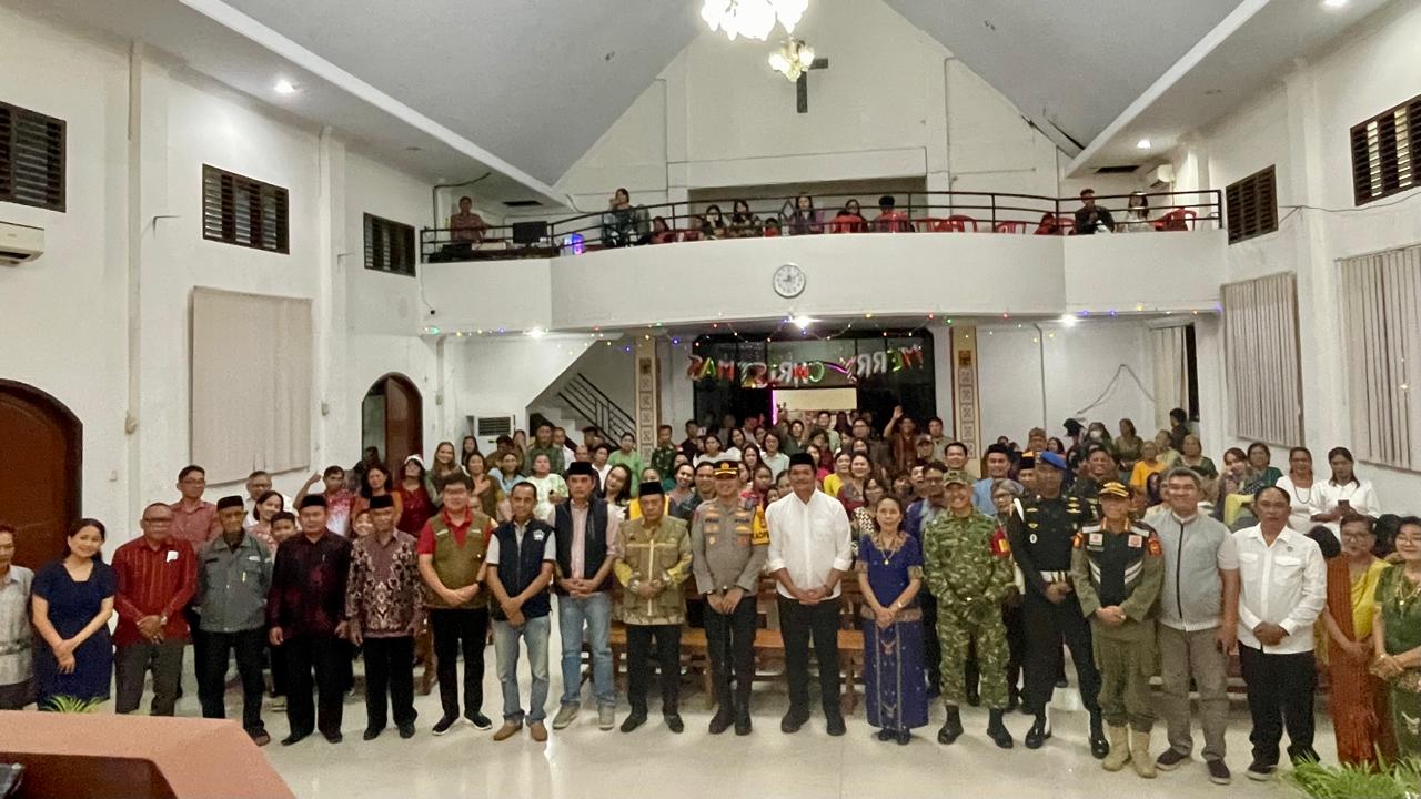 Kakan Kemenag Bantaeng Dampingi Bupati Kunjungi Gereja Saat Malam Natal pada Rabu, 24 Desember 2025 (Foto: Humas Kemenag Bantaeng)
